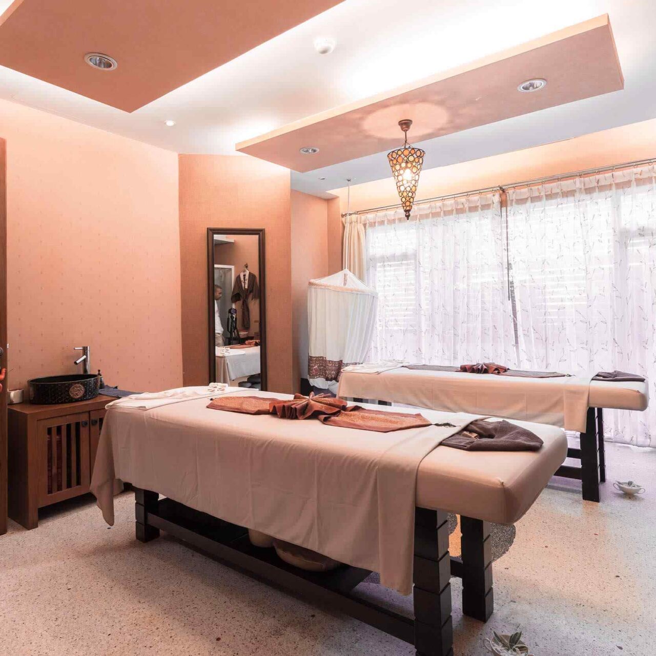 https://winnies.co.za/wp-content/uploads/2018/10/spa-inside-bg-2-1280x1280.jpg