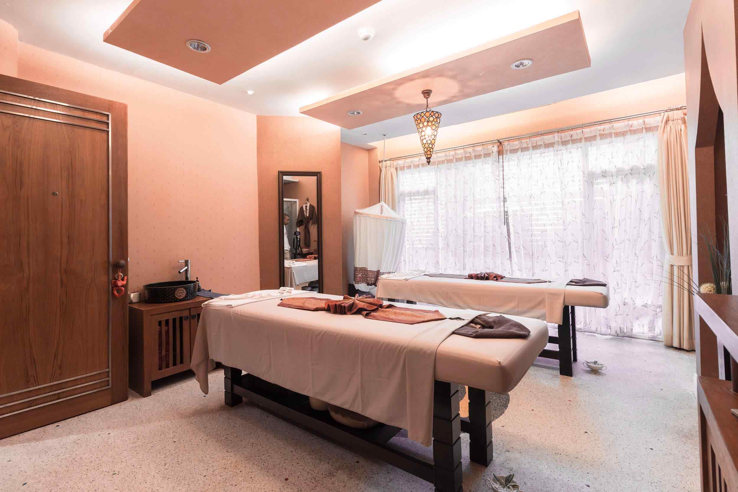 https://winnies.co.za/wp-content/uploads/2018/10/spa-inside-bg-2.jpg