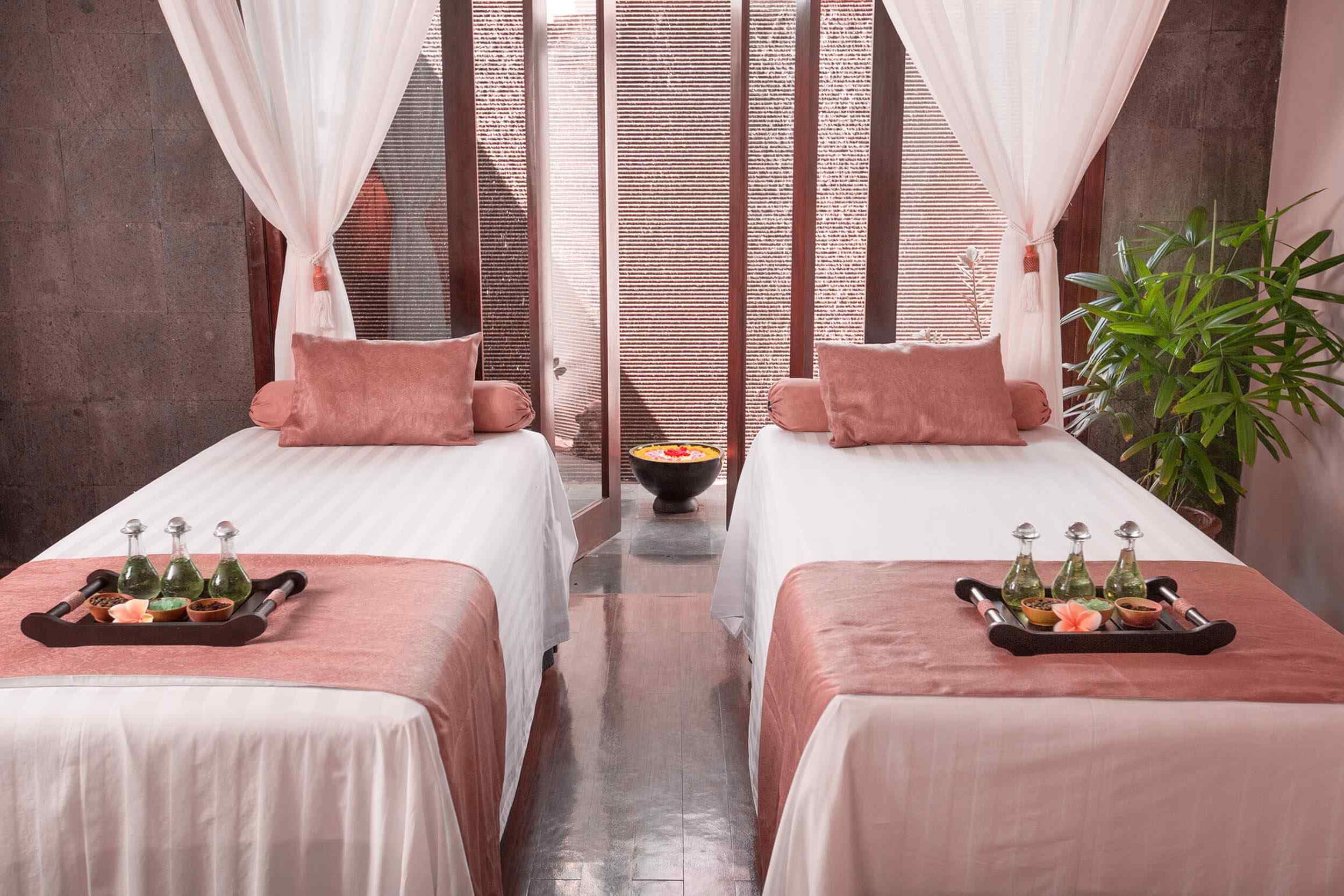 https://winnies.co.za/wp-content/uploads/2018/10/spa-inside-bg-tall.jpg